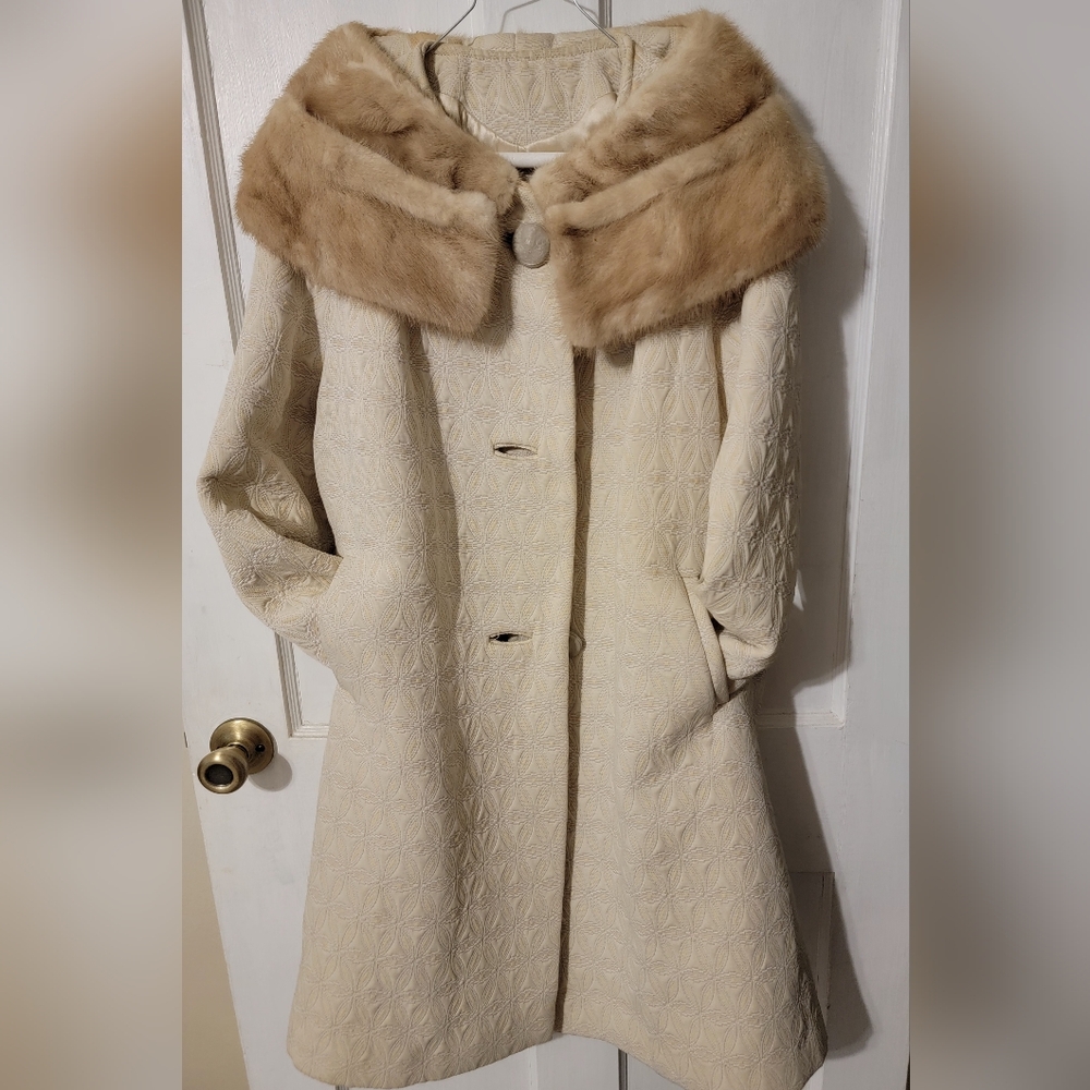 Vintage 1950s Beige Mink Fur-Collar Ladies Coat